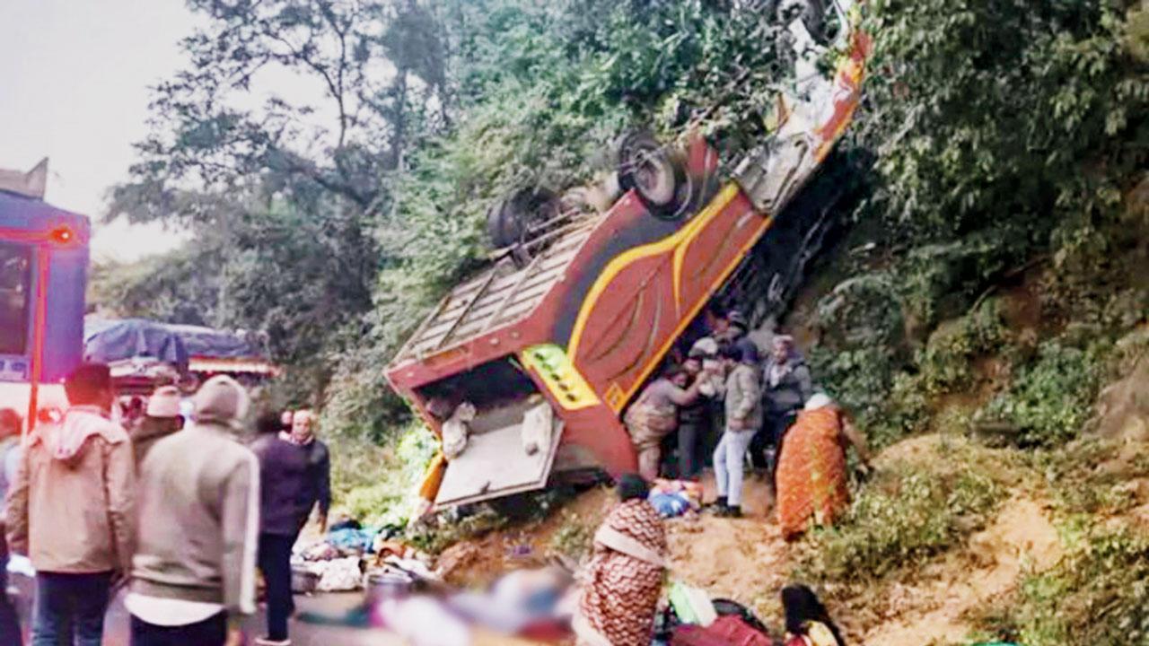 આંધ્ર પ્રદેશમાં બસ-અકસ્માતમાં નવ લોકોએ જીવ ગુમાવ્યો