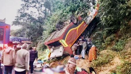 ગઈ કાલે વહેલી સવારે આંધ્ર પ્રદેશમાં ખીણમાં પલટી ખાઈ ગયેલી બસમાંથી પ્રવાસીઓને બચાવવા માટે સ્થાનિકો મદદે દોડી આવ્યા હતા