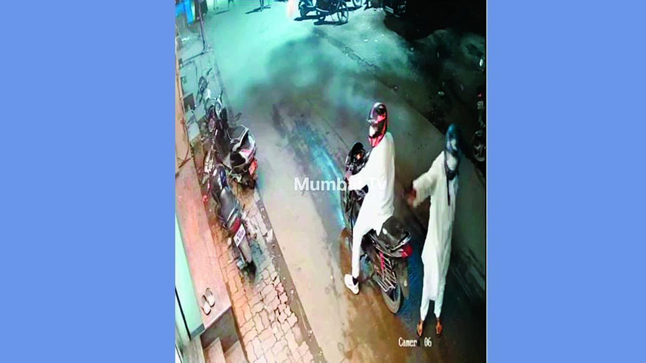 બાઇક પર આવેલા હુમલાખોરોએ કરેલા ફાયરિંગની ઘટના CCTV કૅમેરામાં ઝિલાઈ ગઈ હતી. 