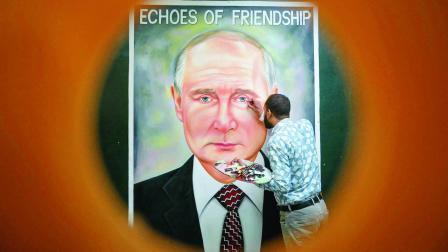 પુતિનની ભારતની મુલાકાત નિમિત્તે અમ્રિતસરમાં એક કલાકારે તેમની ભારત સાથેની મિત્રતાને બિરદાવતું લાર્જર ધેન લાઇફ પોર્ટ્રેટ દોર્યું હતું. 