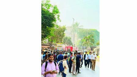 આગ લાગવાથી બિલ્ડિંગની બધી ઑફિસો સાવચેતી માટે ખાલી કરાવવામાં આવી હતી. બધી ઑફિસના કર્મચારીઓ ચિંતામાં મુકાઈ ગયા હતા.