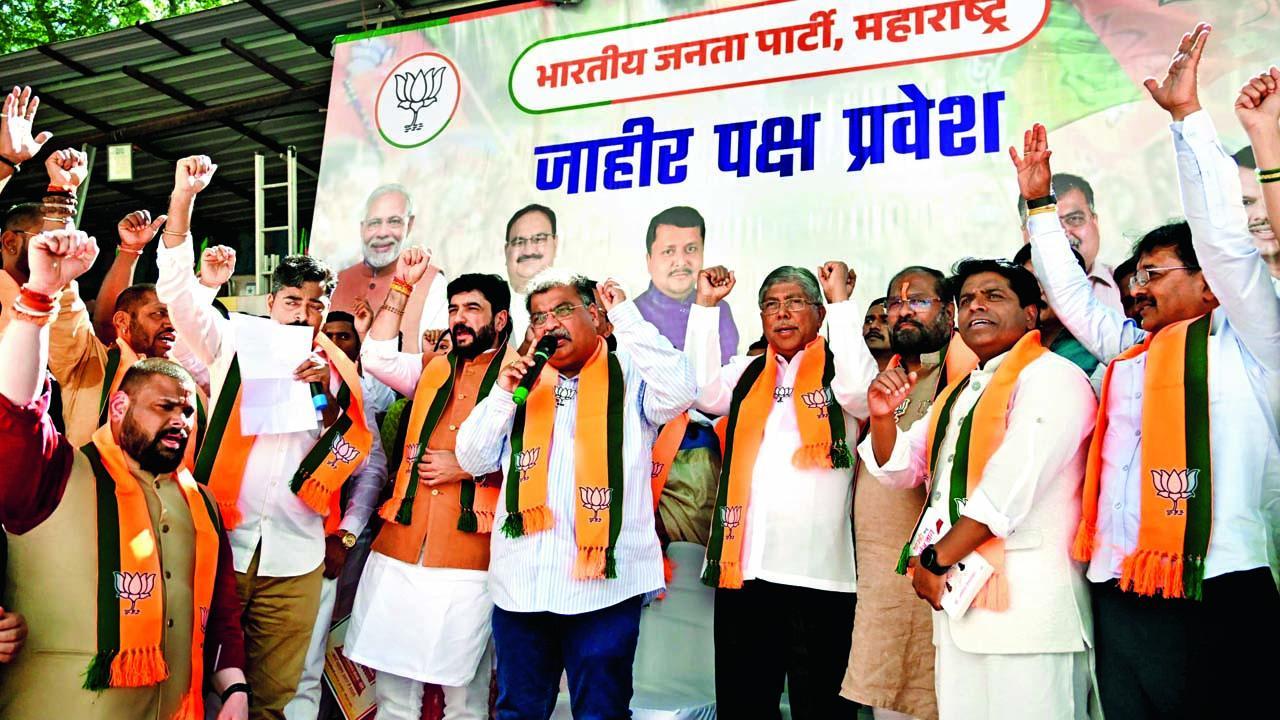 ગઈ કાલે અન્ય પાર્ટીના નેતાઓને પાર્ટીમાં પ્રવેશ અપાવ્યા પછી BJPના સિનિયર નેતા.