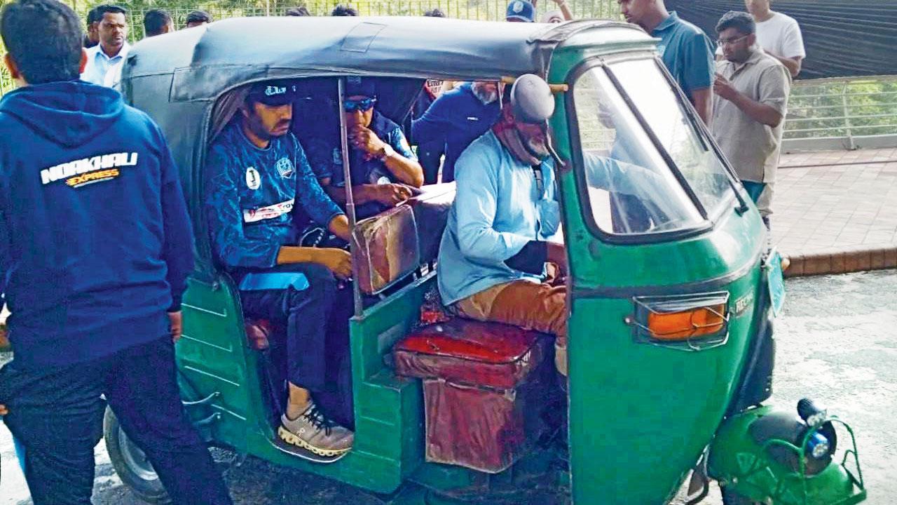 કોચ અને પ્લેયર્સ રિક્ષામાં મુસાફરી કરતા જોવા મળ્યા. ખરાબ મૅનેજમેન્ટને કારણે લીગના ભવિષ્ય વિશે ઊભા થયા પ્રશ્નો.