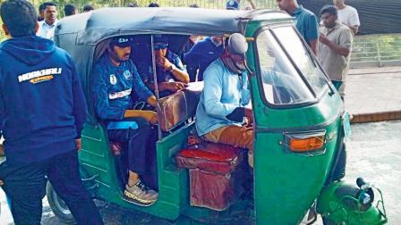 કોચ અને પ્લેયર્સ રિક્ષામાં મુસાફરી કરતા જોવા મળ્યા. ખરાબ મૅનેજમેન્ટને કારણે લીગના ભવિષ્ય વિશે ઊભા થયા પ્રશ્નો.