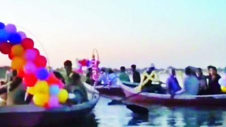 નાવડીમાં લગ્નગીતો ગાતાં-ગાતાં ઉલ્લાસથી સફર કરતા જાનૈયાઓનાં મનમોહક દૃશ્યો સોશ્યલ મીડિયા પર પણ વાઇરલ થયાં હતાં. 