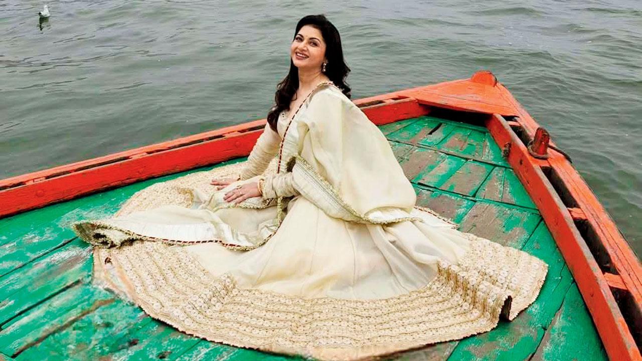 ભાગ્યશ્રીએ ગંગાઘાટ પર બોટિંગની મજા માણી હતી