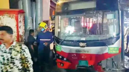 બેકાબૂ બનેલી બસ