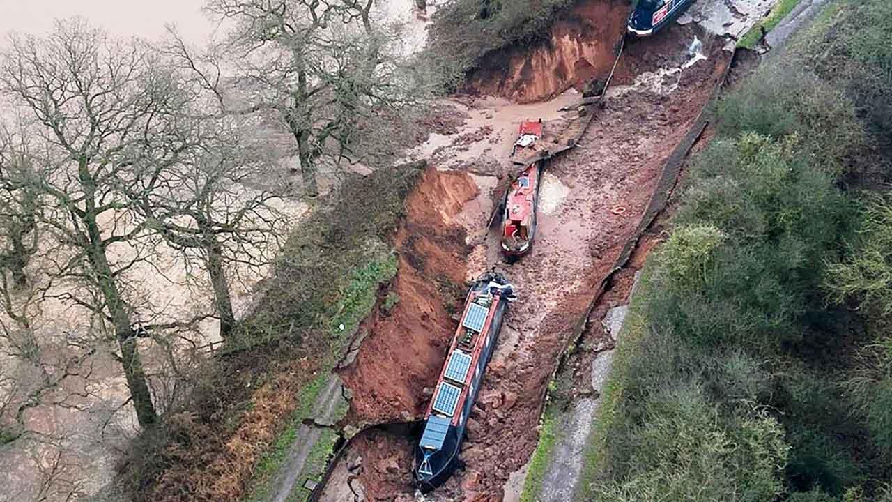 પાતાલલોકમાં સમાઈ ગઈ નહેર, પાળ તોડીને પાણી બહાર નીકળી જતાં નહેરમાં ફરતી બોટ કાદવમાં ફસાઈ