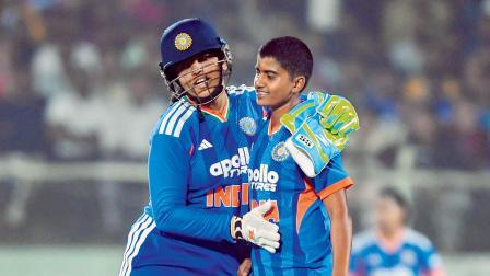 શ્રી ચારણીએ શાનદાર બોલિંગ કરતાં બે વિકેટ લીધી હતી. તેને શાબાશી આપી રહેલી ભારતની વિકેટકીપર રિચા ઘોષ