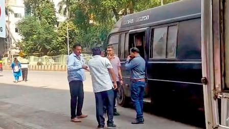 પોલીસે બૅગનો કબજો લીધો હતો અને બૅગ કેવી રીતે અહીં આવી એ વિશે ઇન્ક્વાયરી શરૂ કરી હતી.