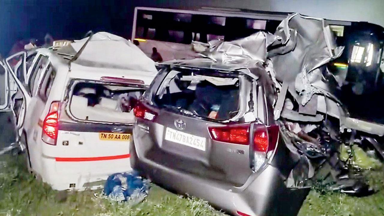 રૉન્ગ સાઇડથી આવેલી બસે બે કારનો કચ્ચરઘાણ વાળી નાખ્યો હતો.