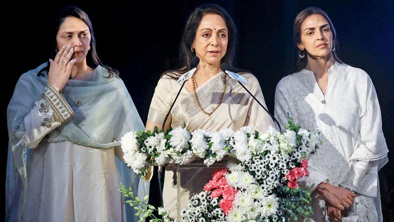 દીકરીઓ આહના અને એશા સાથે હેમા માલિની