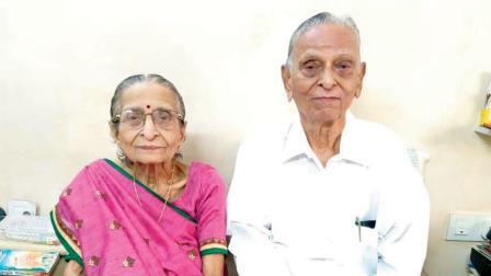 ૯૭ વર્ષના ધીરુભાઈ ડગલી ૯૧ વર્ષનાં પત્ની મંજુબહેન સાથે
