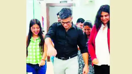 ડિજિટલ ડીટૉક્સની જાહેરાતને સેલિબ્રેટ કરતા એમ્પ્લૉઈઝ.