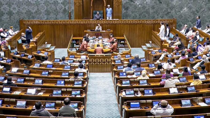 અમિત શાહે બુધવારે લોકસભામાં બોલતા કહ્યું કે `મે 2014 થી કૉંગ્રેસે ચૂંટણી સુધારા અંગે ચૂંટણી પંચને કોઈ સૂચન કર્યું નથી. (તસવીરો: મિડ-ડે)