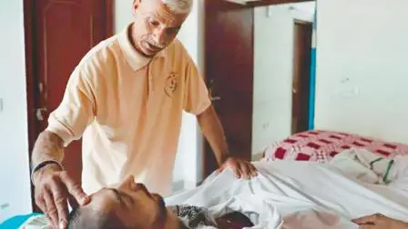 દીકરા હરીશને માથે હાથ ફેરવી રહેલા પિતા અશોક રાણા