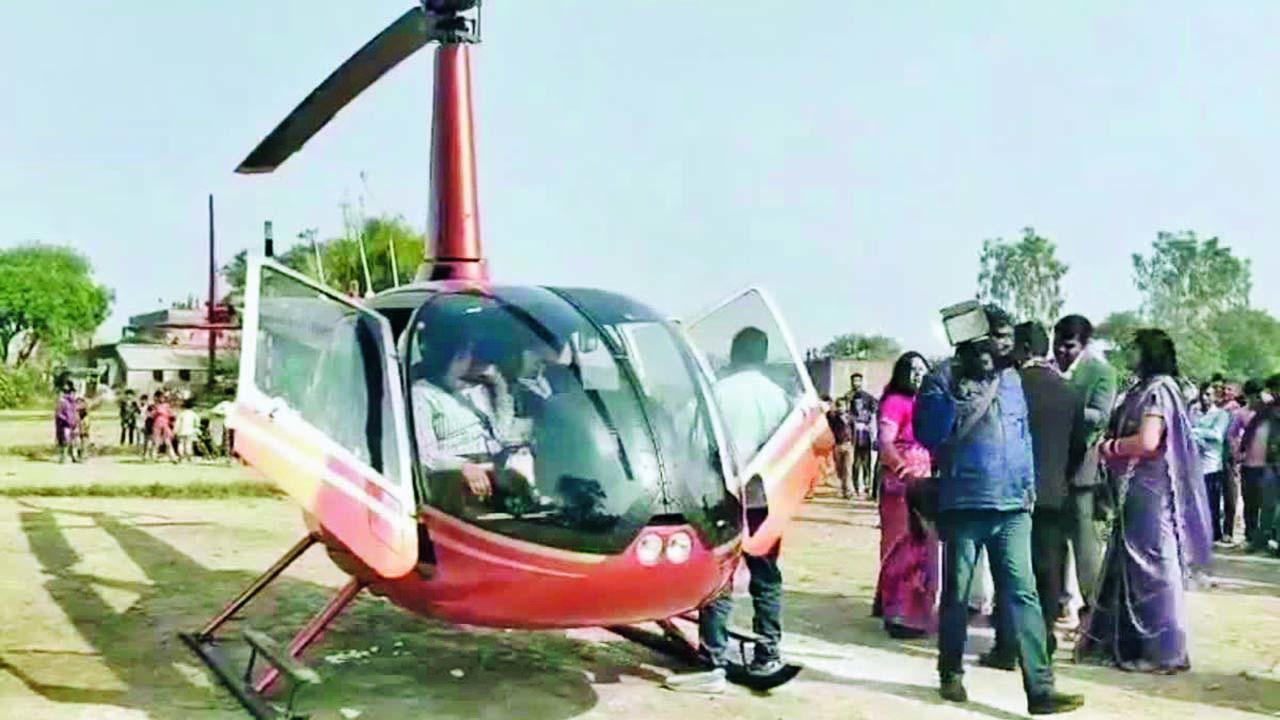 નાનકડા ગામમાં હેલિકૉપ્ટર આવ્યું તે જોઈ સૌ આશ્ચર્યમાં મુકાયા હતા