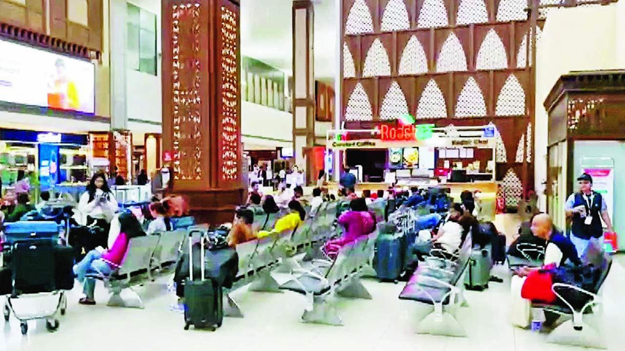  અમદાવાદ ઍરપોર્ટ પર ગઈ કાલે બેસવાની ખુરસીઓ વધારવામાં આવી હતી અને સુચારુ વ્યવસ્થાપન જોવા મળ્યું હતું.