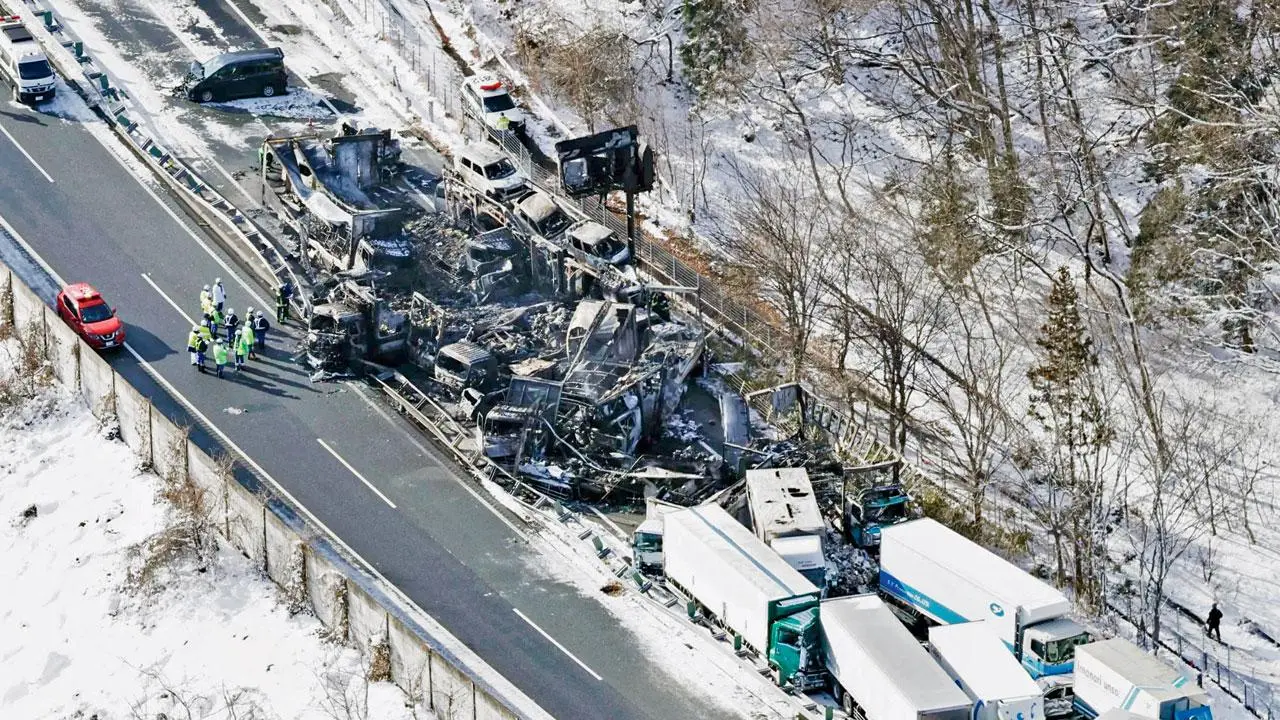 અકસ્માત મિનાકામી શહેરમાં બે ટ્રક વચ્ચે અથડામણથી શરૂ થયો હતો