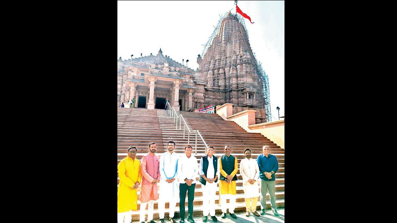 ખોડલધામ મંદિર પાસે લંડનથી આવેલા સમાજના લોકો સાથે ટ્રસ્ટના અગ્રણીઓ