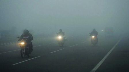 ગઈ કાલે કાનપુરમાં વહેલી સવારે ફૉગને કારણે દિવસે પણ વાહનો હેડલાઇટ સાથે નજરે પડ્યાં હતાં.