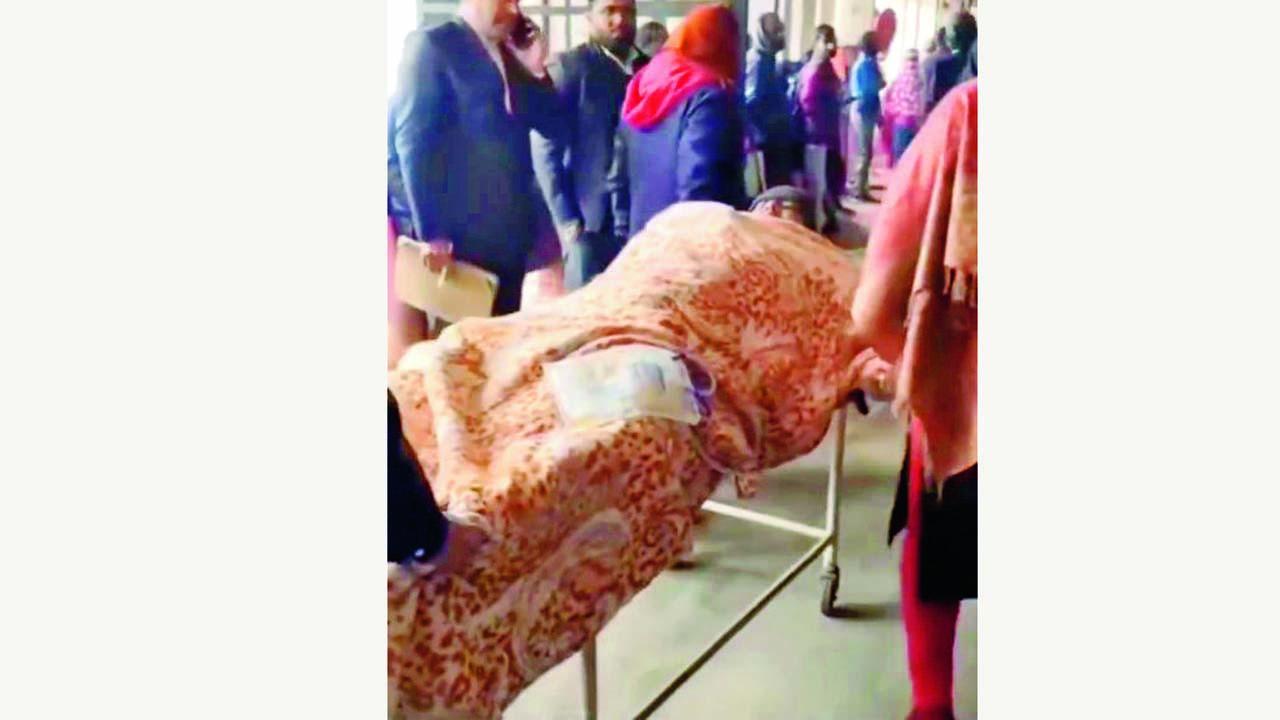 તેને હૉસ્પિટલમાંથી સીધો સ્ટ્રેચર પર લાવવામાં આવ્યો હતો.