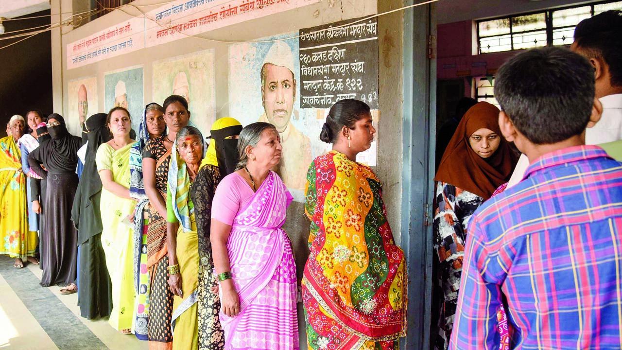 ગઈ કાલે કરાડમાં મતદાન કરવા લાઇનમાં ઊભેલા લોકો.