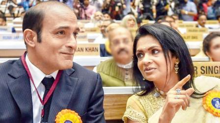 અક્ષય અને ની સાવકી માતા કવિતા ખન્ના