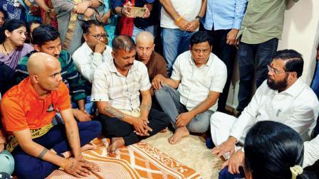 એકનાથ શિંદેએ તેમને સાંત્વન આપ્યું હતું કે તેઓ પોતે કાળોખે પરિવારના પડખે ઊભા છે