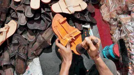 કોલ્હાપુરી ચંપલ બનાવતા સ્થાનિક કારીગરોમાં ઉત્સાહ જોવા મળ્યો છે