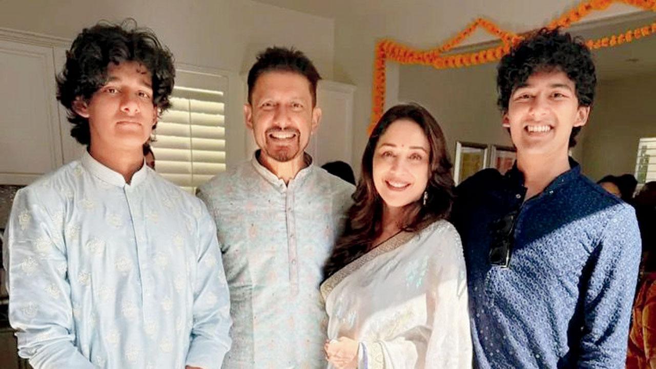 માધુરી દીક્ષિતના બન્ને દીકરાઓ અરિન અને રાયન સાથે