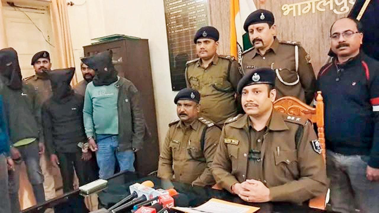 પરિવારજનોએ ધડ વિનાના શબના અવશેષોના અગ્નિસંસ્કાર કર્યા હતા.