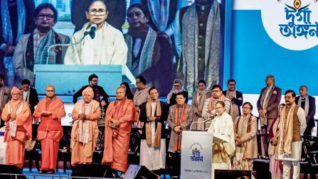 ગઈ કાલે કલકત્તામાં દુર્ગા મંદિરના શિલાન્યાસ પ્રસંગે પશ્ચિમ બંગાળનાં મુખ્ય પ્રધાન મમતા બૅનરજી અન્ય હિન્દુ પંડિતો સાથે.