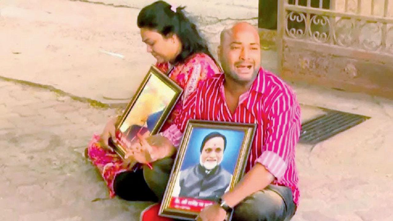 બે ઉમેદવારો માતોશ્રીની બહાર પોતાના ફોટો લઈને બેઠેલા જોવા મળ્યા