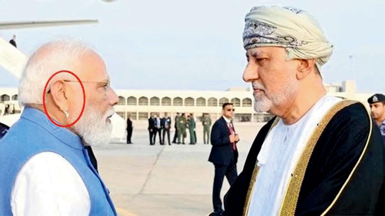 PM મોદીની ઓમાન-મુલાકાત વખતે તેમના ડાબા કાન પર એક નાની, ચળકતી બુટ્ટી જેવી વસ્તુ જોવા મળી હતી