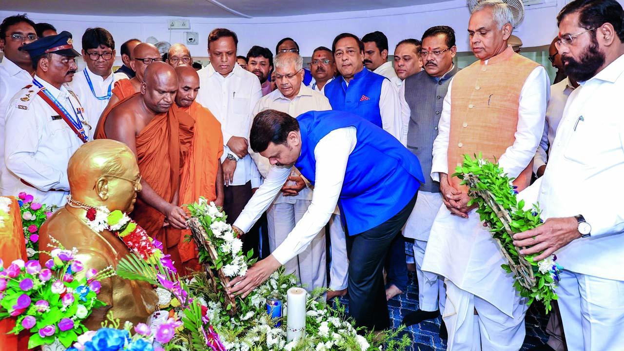 ગઈ કાલે ચૈત્યભૂમિ પર ડૉ. બાબાસાહેબ આંબેડકરને અંજલિ આપતા દેવેન્દ્ર ફડણવીસ.