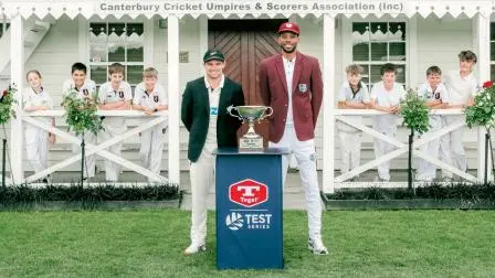 ક્રાઇસ્ટચર્ચમાં લોકલ યંગ ક્રિકેટર્સ સાથે બન્ને ટીમના કૅપ્ટન્સે કરાવ્યું અનોખું ટ્રોફી ફોટોશૂટ