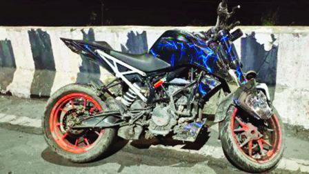 આ બાઇક પર બન્ને મિત્રો સવાર હતા.