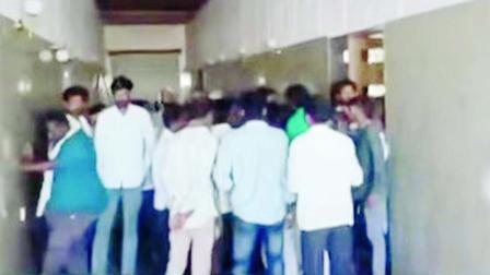 નાંદેડના ધર્માબાદમાં મતદાન વખતે વોટરોને કેદ રાખ્યા હોવાનો આરોપ