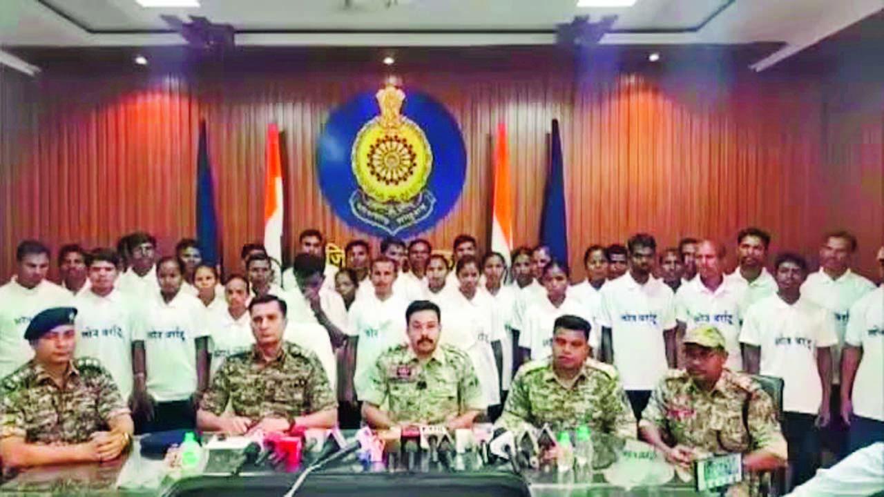 ૩૭ નક્સલીઓ