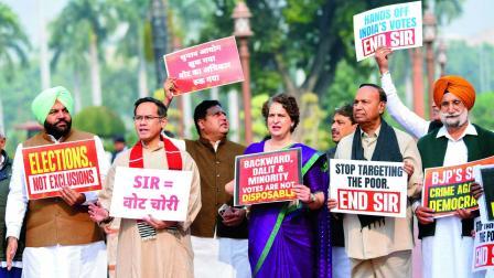 ગઈ કાલે સંસદ પરિસરમાં SIRના મુદ્દે વિપક્ષે પોસ્ટરો લઈને નારાબાજી કરી હતી.