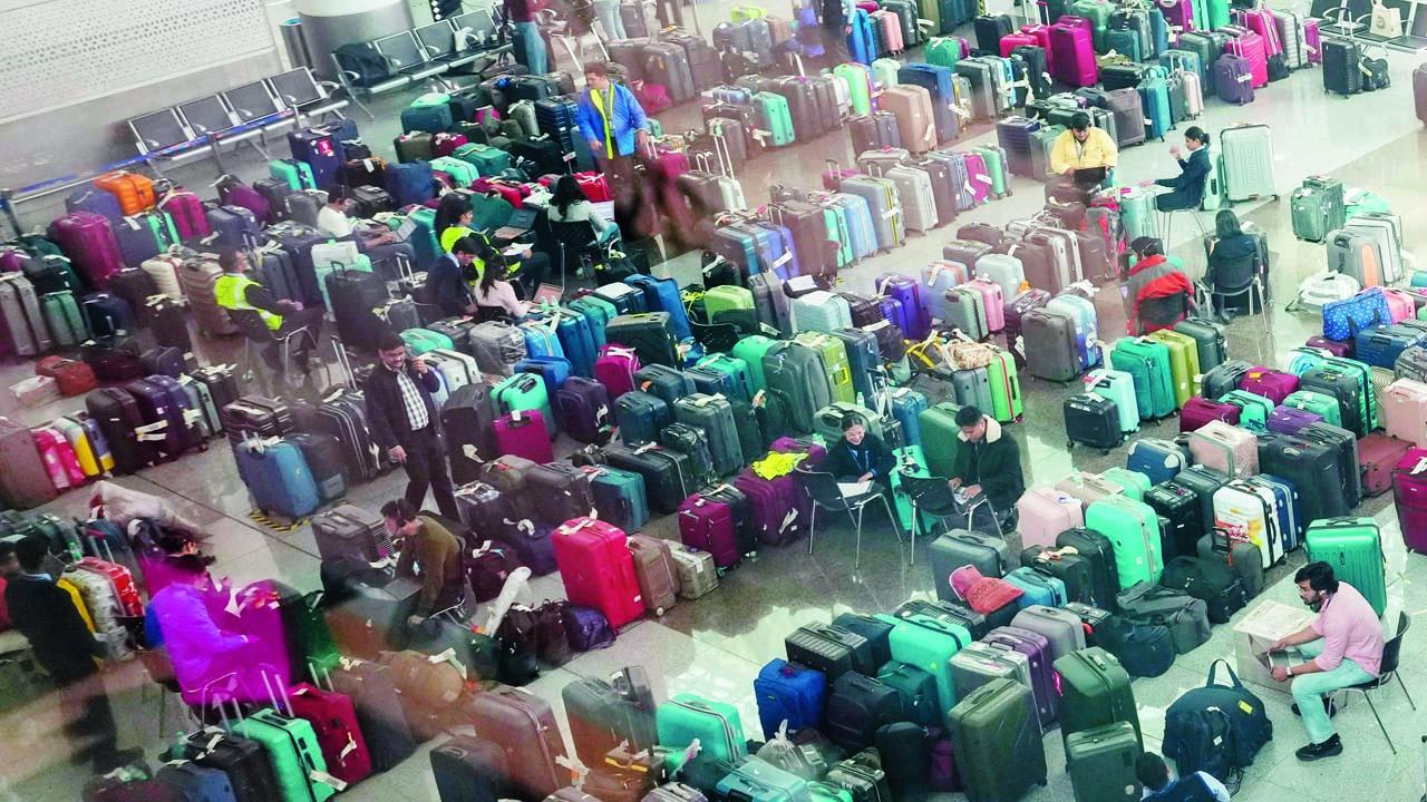 ગઈ કાલે દિલ્હીના ઇન્દિરા ગાંધી ઇન્ટરનૅશનલ અૅરપોર્ટ પર પૅસેન્જરોનાં લગેજનો ઢગલો