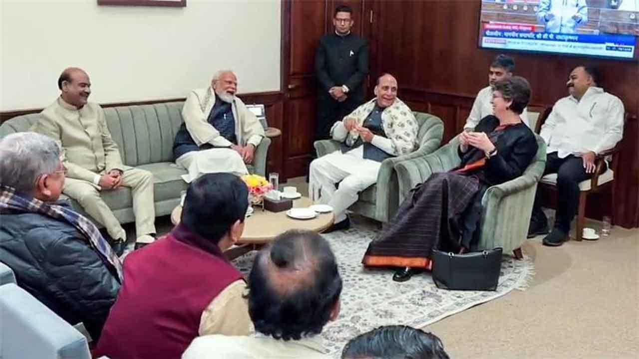 ઓમ બિરલાની ચા પાર્ટીમાં નેતાઓનો જમાવડો (તસવીર સૌજન્ય-પીટીઆઈ)