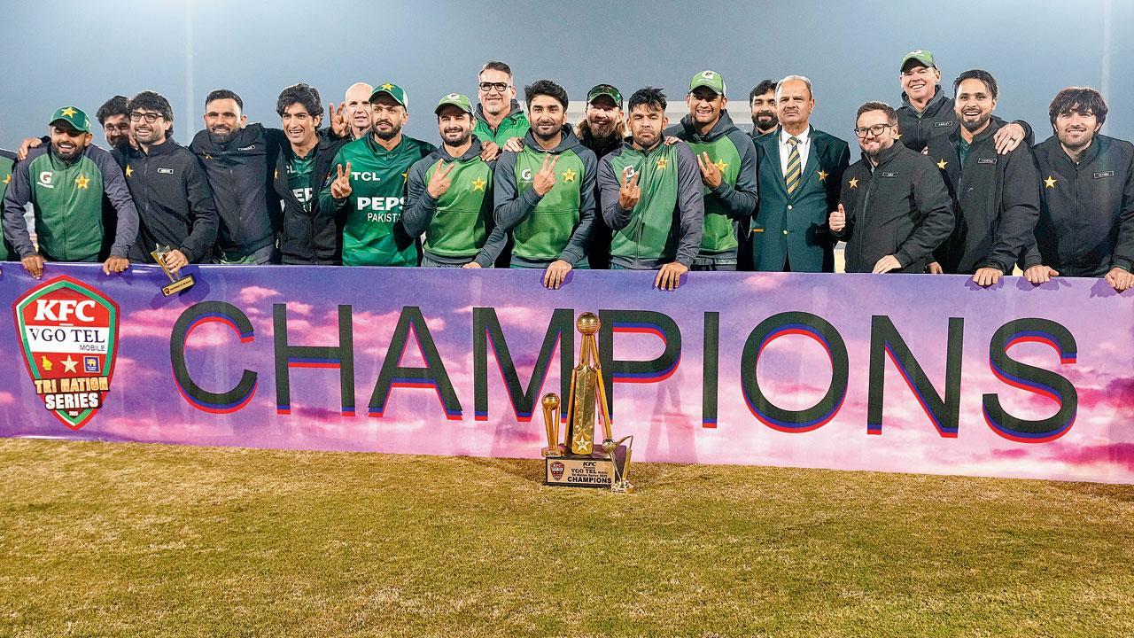 ટ્રાયેન્ગ્યુલર T20 સિરીઝની ટ્રોફી સાથે પાકિસ્તાનની ટીમ