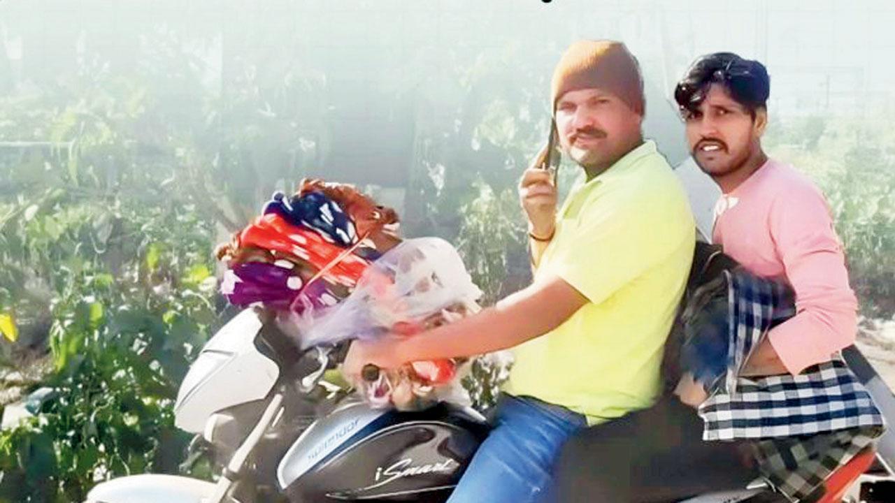 પોલીસ બાઇક પર કાંબળા વેચવા આવ્યા હોય એમ એ વિસ્તારમાં બૂમ પાડીને ગલીઓમાં ફરવા લાગ્યા