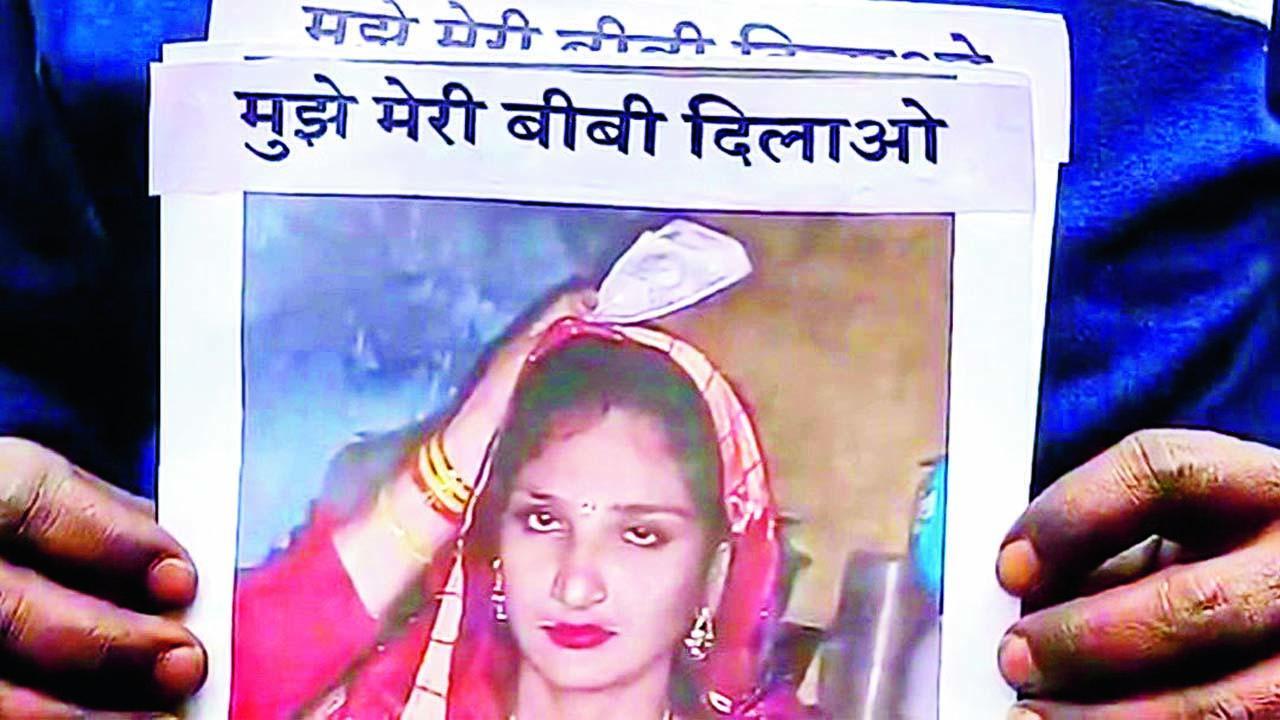 પત્ની પાછી અપાવો લખેલું પોસ્ટર લઈને પોલીસ-સ્ટેશન પહોંચ્યો યુવક