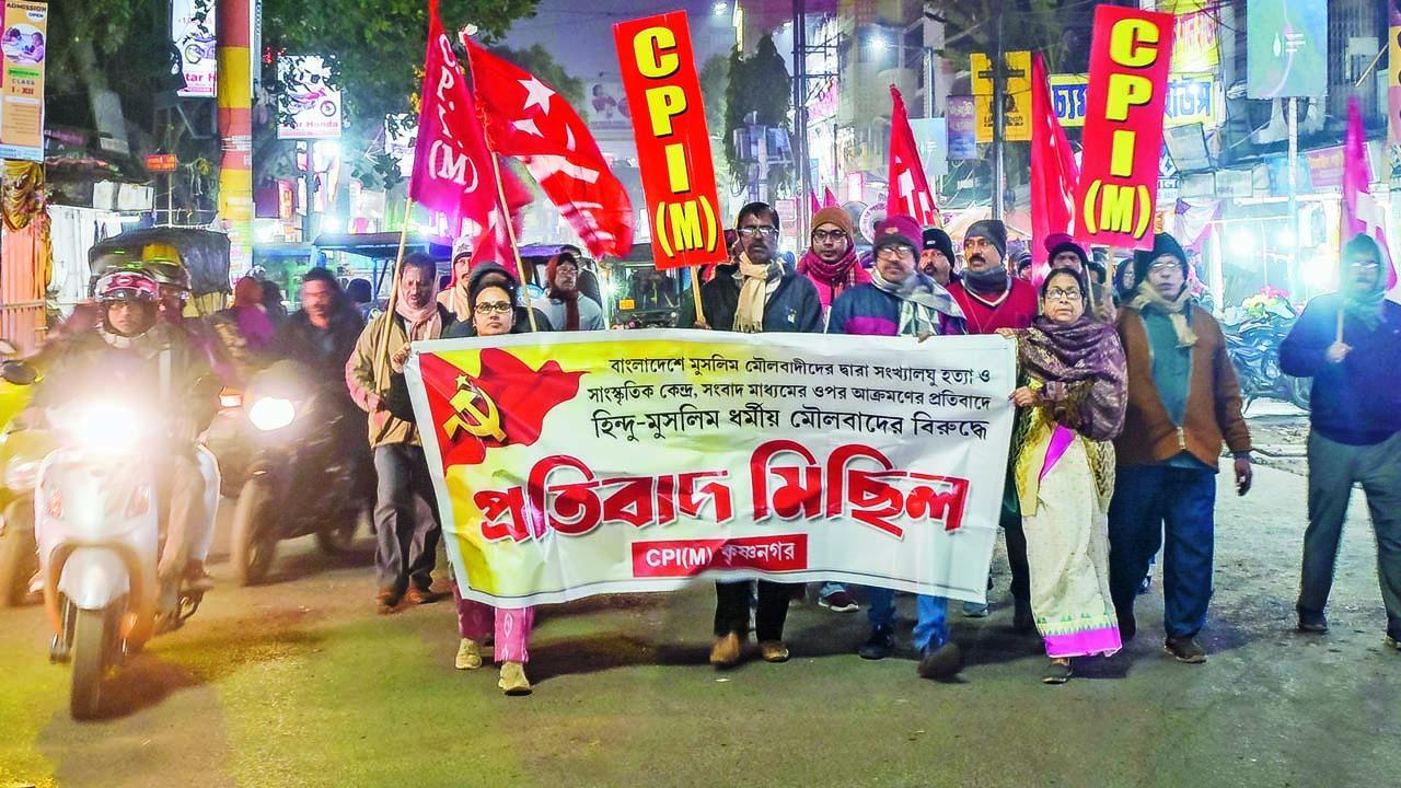 બંગલાદેશી હિન્દુઓને બચાવવા માટે ભારતે કંઈક કરવું જોઈએ એવી ડિમાન્ડ કરતી રૅલી ગઈ કાલે પશ્ચિમ બંગાળના નાદિયામાં હિન્દુવાદી સંગઠનોએ કાઢી હતી.