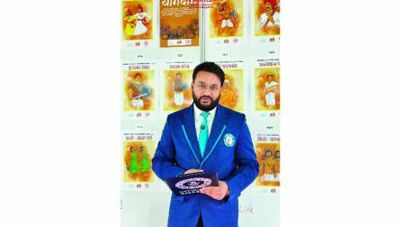 પોસ્ટરોના બૅકગ્રાઉન્ડમાં નવા વર્લ્ડ રેકૉર્ડની જાહેરાત કરતા ગિનેસના ઑફિસર.