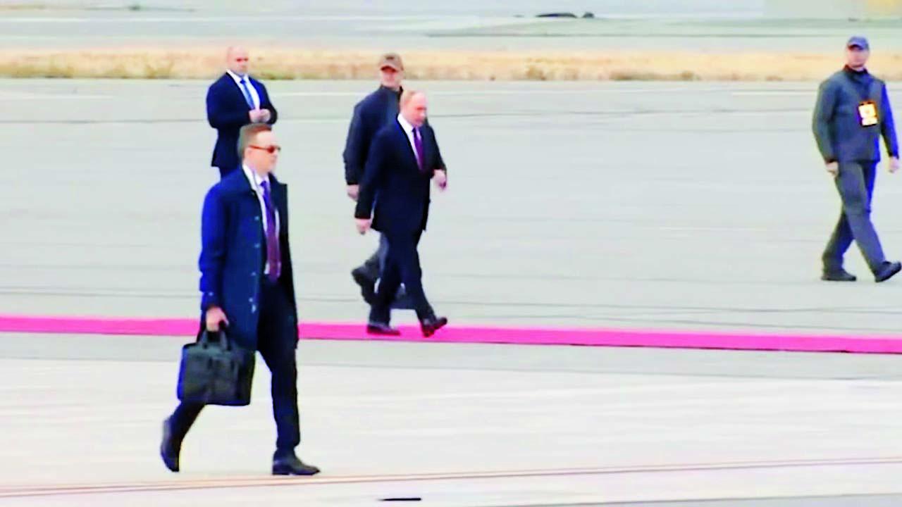 પુતિન ગમેએટલા દિવસ કોઈ પણ દેશમાં રહે, તેમનાં મળ-મૂત્ર હંમેશાં તેમની સાથે બ્રીફકેસમાં સાથે જ પાછા રશિયા લઈ જવામાં આવે છે. 