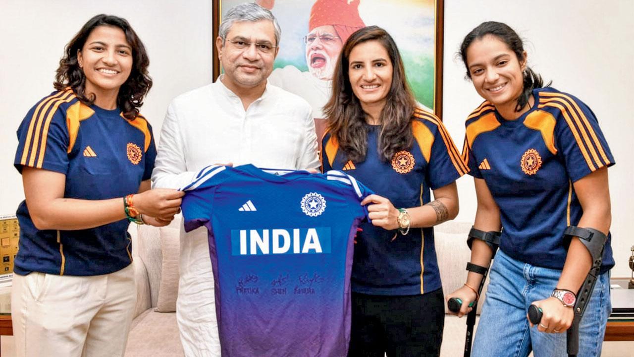 ખેલાડીઓ રેલવેપ્રધાનને મળ્યા હતા તે સમયની ફાઇલ તસવીર